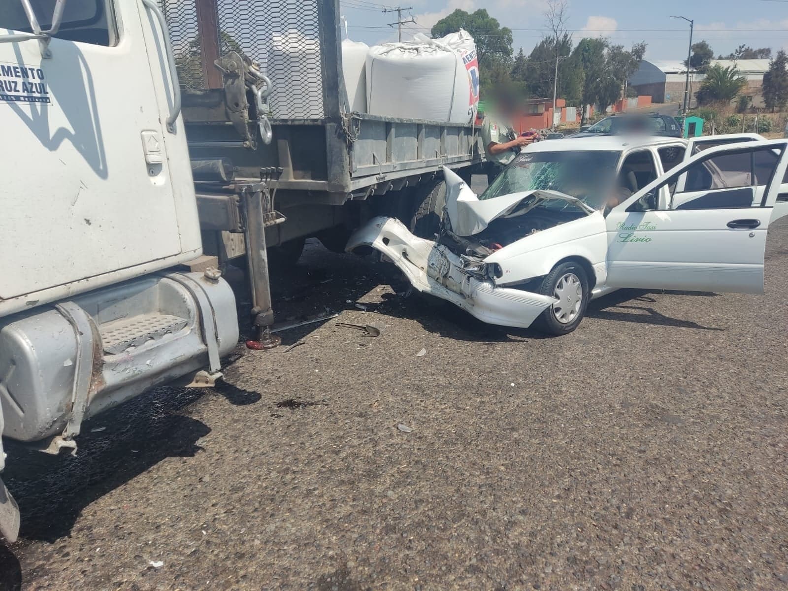 Choca taxi contra camión cementero en la Morelia Pátzcuaro Americano