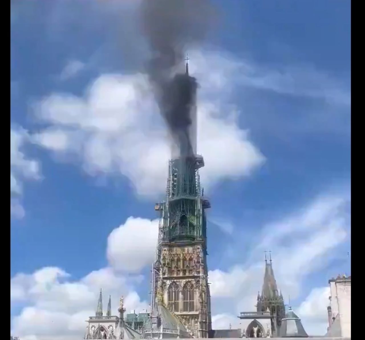 Video Nueva tragedia en París La aguja de Notre Dame se incendia a