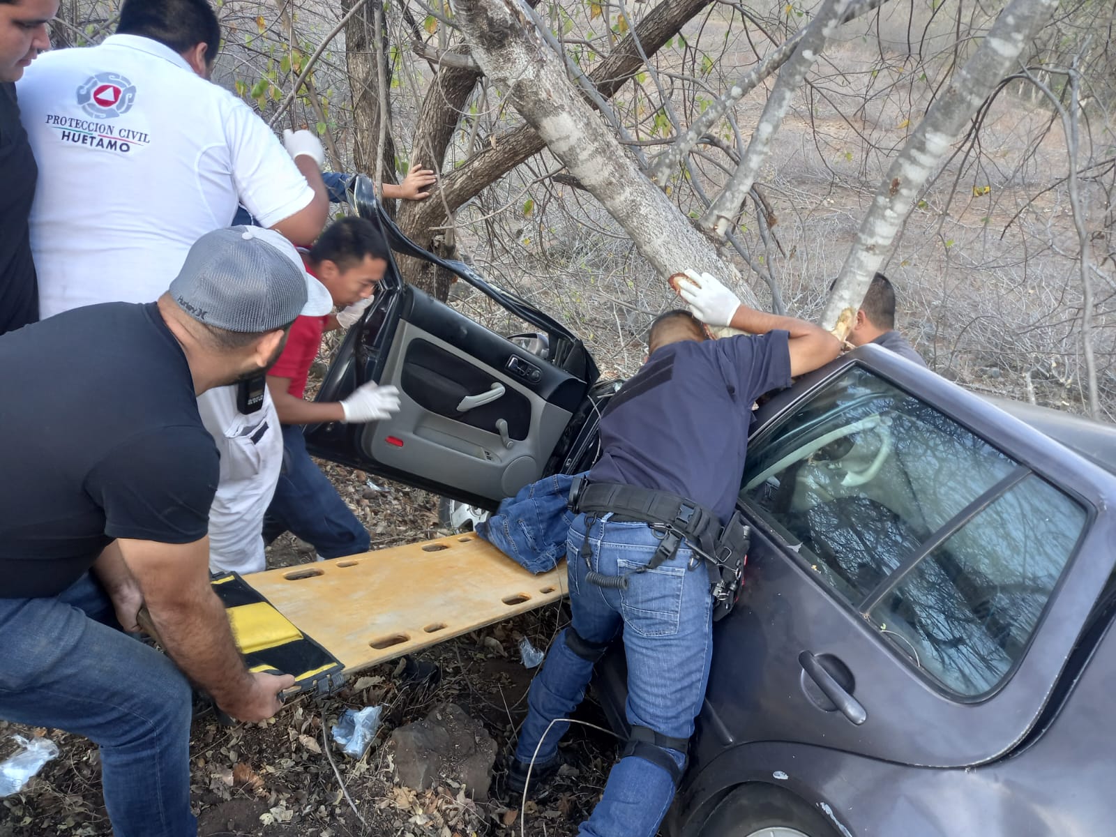 Galería Auto se sale del camino en la Huetamo La Eréndira hay dos