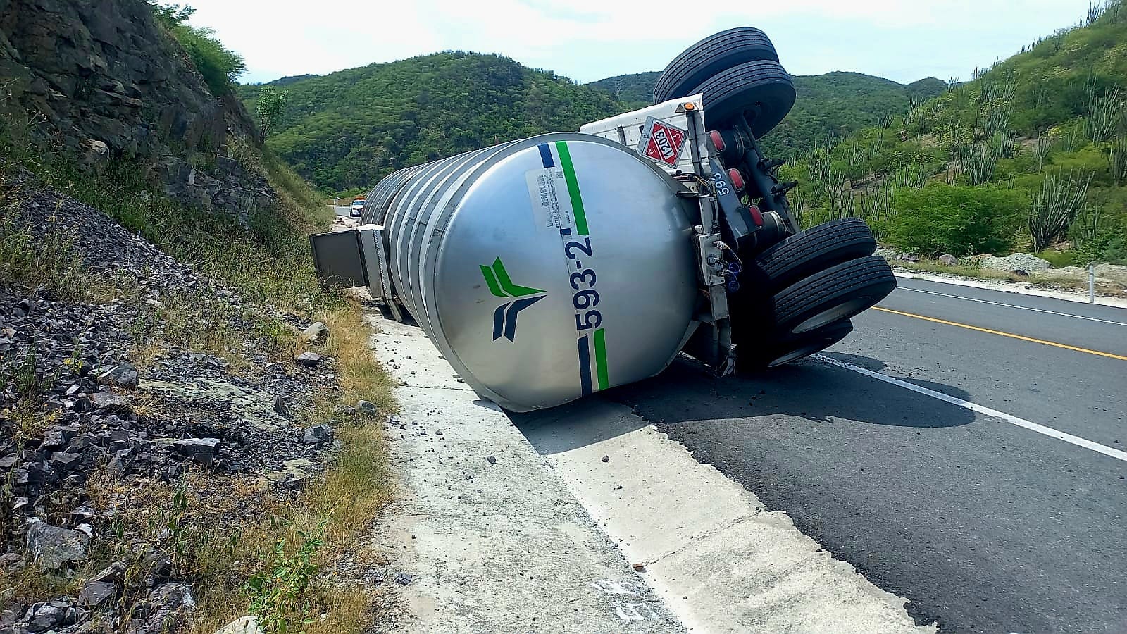 Galería Vuelca pipa cargada con combustible en la Autopista Siglo