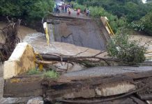 #Video | Colapsa puente en comunidad El Rodeo y afecta la circulación en Tierra Caliente