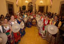 Pasarela Monumental de la China Poblana, deslumbra con trajes llenos de belleza y tradición