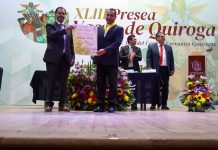 Julio Arreola entrega la XLIII Presea Vasco de Quiroga al presbítero José del Carmen Cervantes Contreras