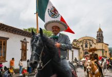 Julio Arreola Encabeza la Pega de Bando Solemne por el 491 Aniversario de Pátzcuaro