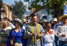 Julio Arreola inaugura el Desfile Artesanal y el Tianguis de la Noche de Ánimas Pátzcuaro 2025