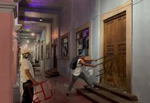 #Videos #Imágenes | Manifestación en Apatzingán estalla en violencia, el palacio municipal fue destrozado