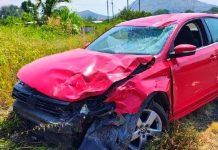 Joven motociclista queda herida en fuerte choque de frente conta un auto