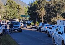 Con manifestación pacífica y bloqueos, en Uruapan continúan protestas por el homicidio del alcalde Carlos Manzo