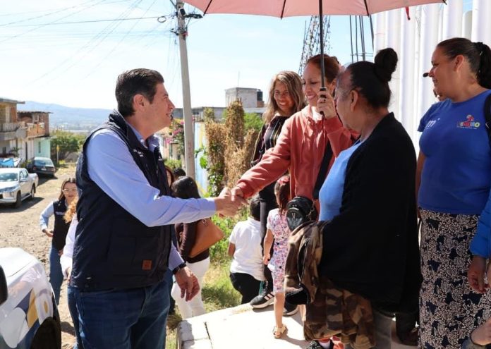 alfonso martinez saludando