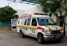 Hombre resulta herido tras choque entre motocicleta y camioneta en Apatzingán
