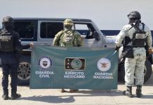 Aseguran vehículo con armas y equipo táctico en Parácuaro