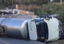 Vuelca camión pipa en la carretera Morelia-Toluca (Mil Cumbres)