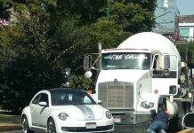 Se registra choque entre camión revolvedor y auto en el Libramiento Suroriente de Morelia