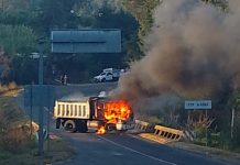 Tras enfrentamiento delincuentes queman camión volteo en El Ajuno y realizan una serie de bloqueos carreteros