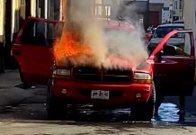 Se incendia camioneta en el centro de Quiroga