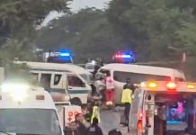 3 muertos y 14 lesionados tras choque frontal de combis, en Lázaro Cárdenas