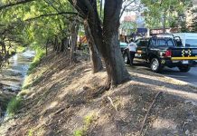 Mujer sufre caída a la orilla del Río Chiquito en Morelia; policías y bomberos la auxilian