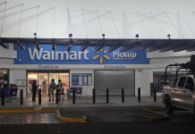 Solitario pistolero balea a empleado de Walmart y huye en un taxi, en Zamora