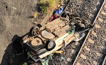 Taxista muere al caer de un puente a las vías férreas, en Ziracuaretiro