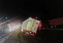 Tractocamión sin frenos cae a cuneta central de la México-Guadalajara