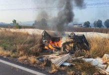 Arde camioneta tras volcar sobre la carretera Maravatío-Taranda