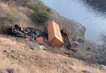 #Video | Tractocamión cae a barranco en la Siglo XXI; conductor pierde la vida