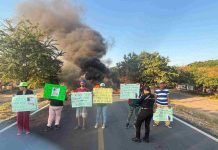 Pobladores de Buenavista bloquean carretera para denuncia desaparición de personas; señalan a la policía de Tepalcatepec
