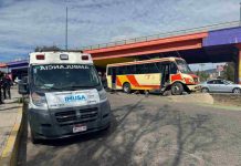 Camión urbano choca contra bolardos al poniente de Morelia; hay 3 menores heridos