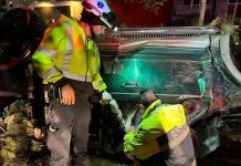 Camioneta vuelca sobre la Calzada Benito Juárez de Uruapan