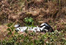 Vuelca camioneta de FGE que se dirigía a Coahuayana; hay dos elementos lesionados