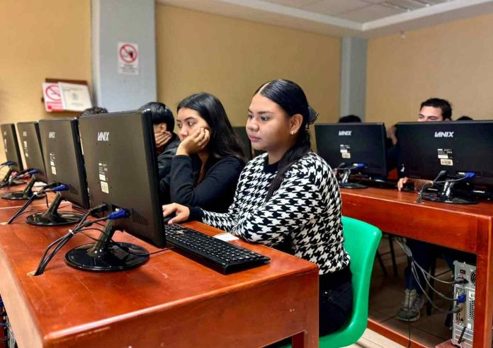 estudiantes computadora-compressed