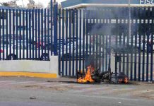 #Video | Comuneros de Carapan queman motopatrulla de la GC afuera de la FGE en Morelia