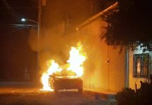 Quema de pirotecnia provoca incendio de vehículo en Zamora