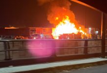 #Videos | Se registra aparatoso incendio en negocio de tarimas, cerca del distribuidor vial de salida a Quiroga