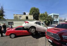 Automovilista en reversa provoca choque múltiple la colonia Tres Puentes de Morelia; hay 2 heridos