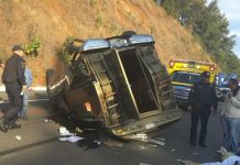 Camioneta vuelca en la Siglo XXI; hay un herido