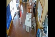 Video #ImágenesFuertes | Una mujer se prende fuego con alcohol en una comisaría y queda internada de gravedad