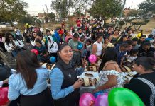 La senadora Celeste Ascencio convivió y compartió Rosca de Reyes con familias de la colonia Primo Tapía, en Morelia.