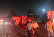 Aparatoso volcadura de tailer, en la Autopista Siglo XXI