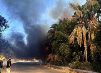 Quema de pastizal se sale de control y daña vehículos y un domicilio en Uruétaro, Tarímbaro