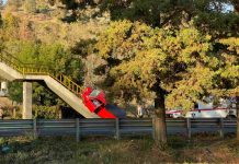 #Video | Camioneta choca y termina destrozada sobre el barandal de puente peatonal, en la Morelia – Pátzcuaro