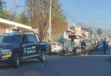 Vuelca auto en la avenida San Juanito Itzícuaro, al poniente de Morelia