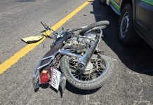 Trailero embiste a pareja de motociclistas y huye, en Zamora