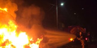 Bomberos controlan fuerte incendio de llantas en la Ejidal Sur de Zamora