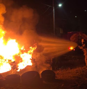 Bomberos controlan fuerte incendio de llantas en la Ejidal Sur de Zamora