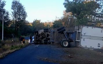 Tráiler vuelca en la carretera Uruapan – Paracho; el chofer queda herido