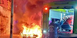 #Videos | Arde en llamas auto abandonado en Prados Verdes de Morelia 🔥