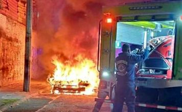 #Videos | Arde en llamas auto abandonado en Prados Verdes de Morelia 🔥