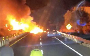 Tractocamión se incendia tras volcar en la México-Guadalajara
