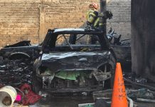 Arde casa en obra negra en la Esther Tapia de Morelia; dos autos terminan calcinados